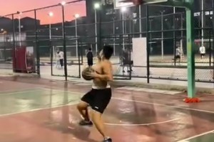 卧槽，这哥们是野球场格里芬？弹跳这么炸