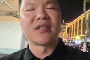 现在是荣誉顾问下班了朱芳雨探店引起一大批女粉丝围观~